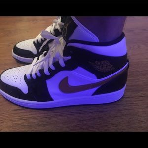 Nike Air Jordan 1 Mid SE Black/Metallic Gold/White